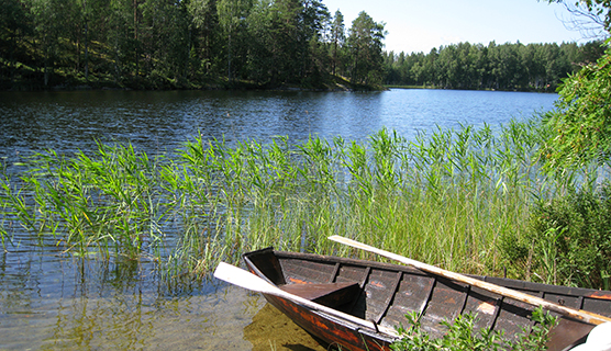 Vene järven rannalla.